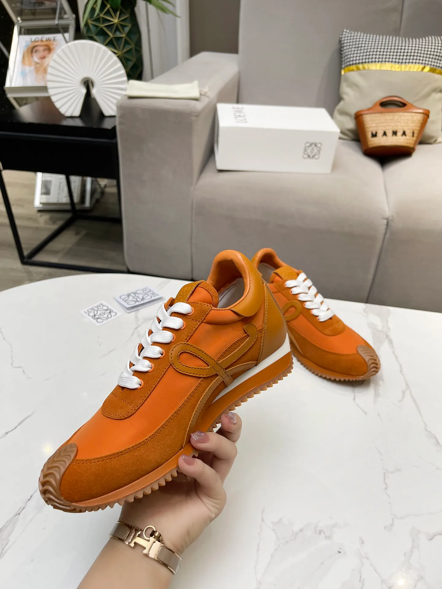 👟👟Ex-factory price 520👟👟 Men's code +10 Women's model: 35--39 (customized code 40 for women), Men's model: 40--44 (customized code 45 for men), 🔥🔥Hot LOEWE 2024 latest inner color block moral training shoes Forrest Gump shoes super good-looking super versatile color block stitching upper Very high-end hidden inner vagina 4cm! The heel has a novel design, is soft and comfortable, and has an exclusive brand logo on the side. It will be rated as the most comfortable sneaker of the year and is a must-have for your shoe cabinet!  The upper is made of special original cowhide + original cloth imported from Australia. The cowhide insole / original private model is exclusively customized with a 1:1 outsole!  Complete set in original packaging.